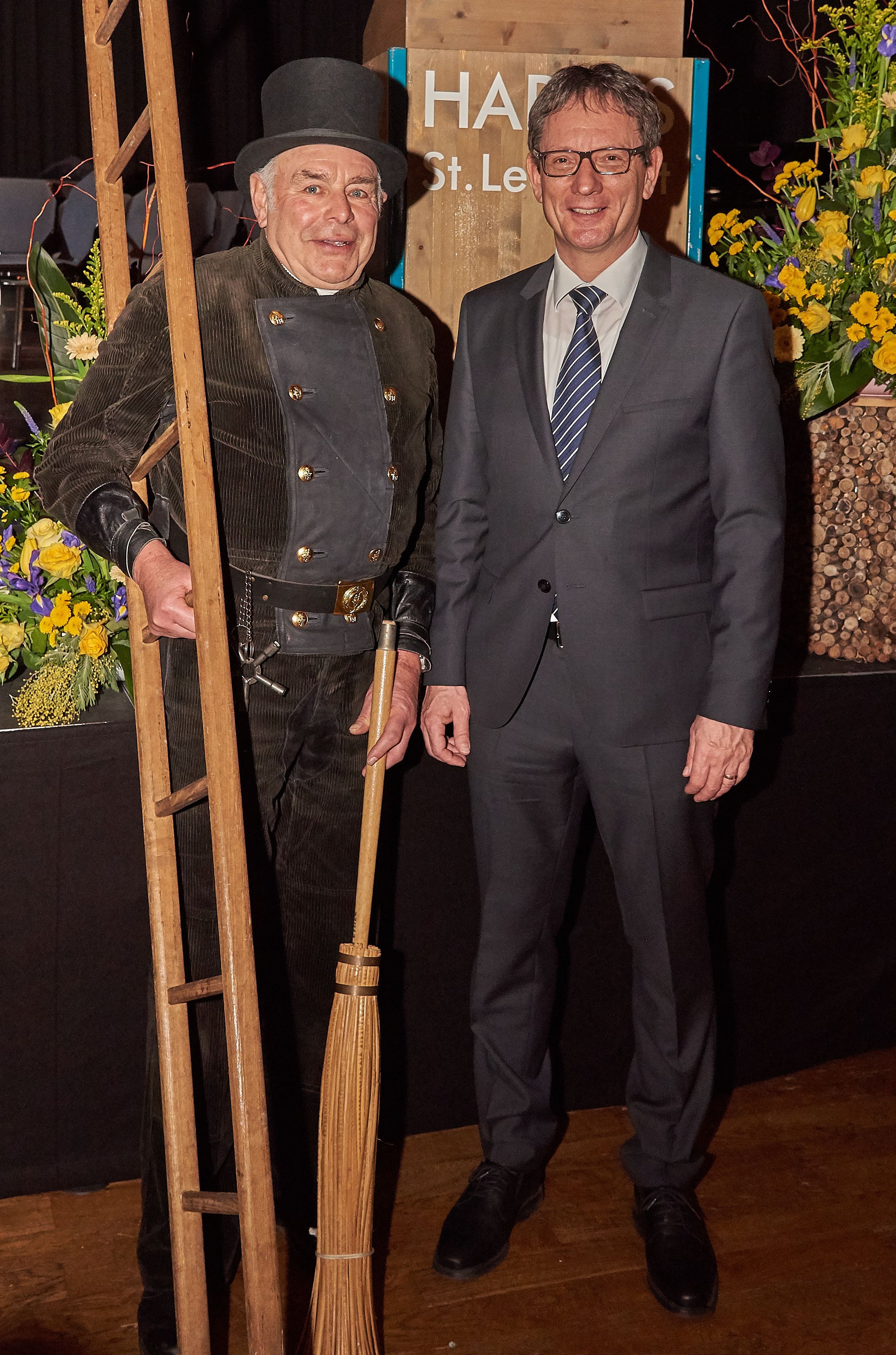 Bürgermeister Dr. Alexander Eger mit Schornsteinfeger