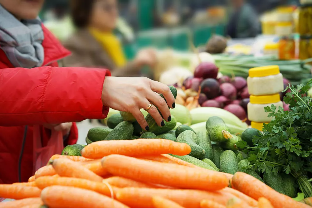 Kunden am Marktstand Gemüse